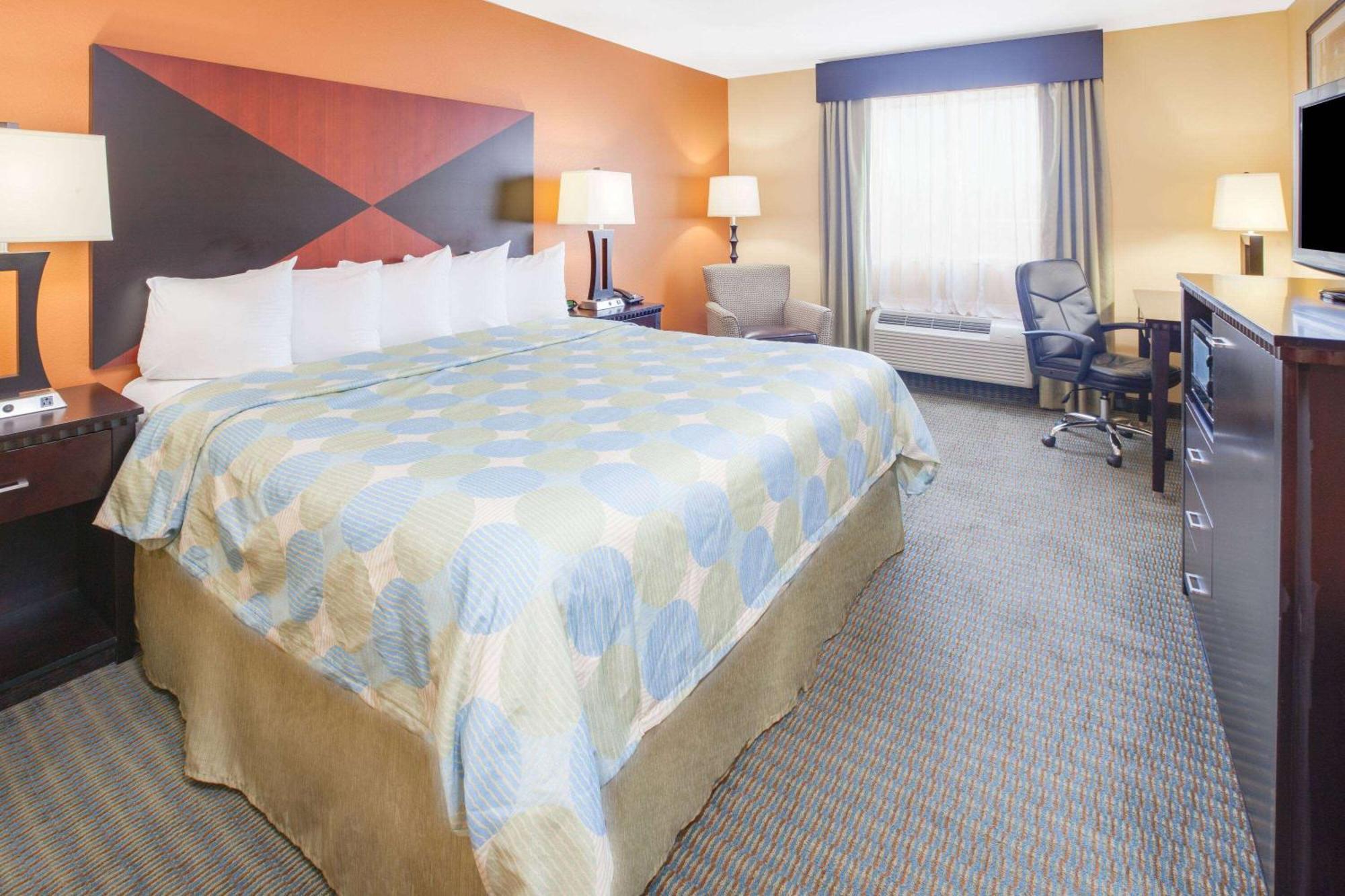 Days Inn & Suites By Wyndham Russellville Zewnętrze zdjęcie